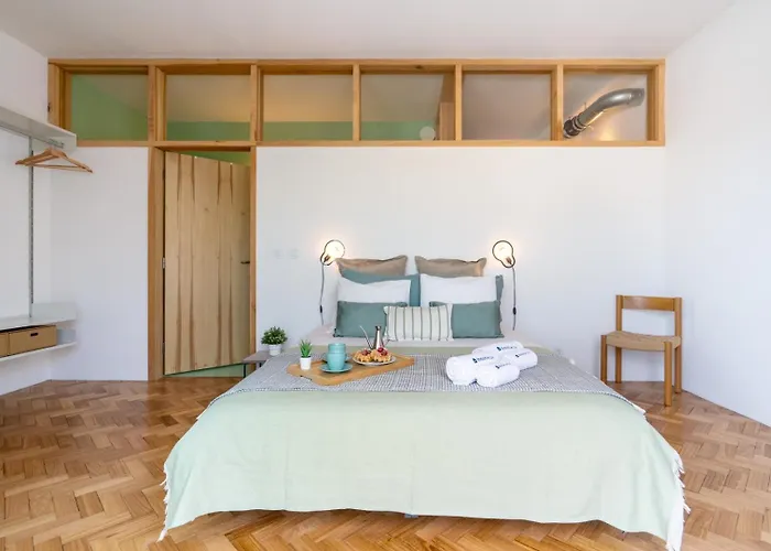 Stylish Flat W/ Terrace & Views By Hostwise