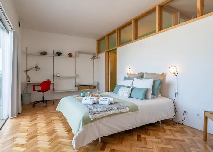 Stylish Flat W/ Terrace & Views By Hostwise ポルト