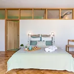 Stylish Flat W/ Terrace & Views By Hostwise