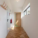 Stylish Flat W/ Terrace & Views By Hostwise